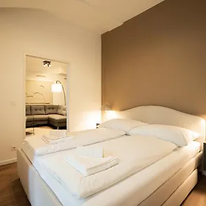 Stylish With Dedicated Working Space And Super King-size Bed Located Between Centre And Donau River Wien